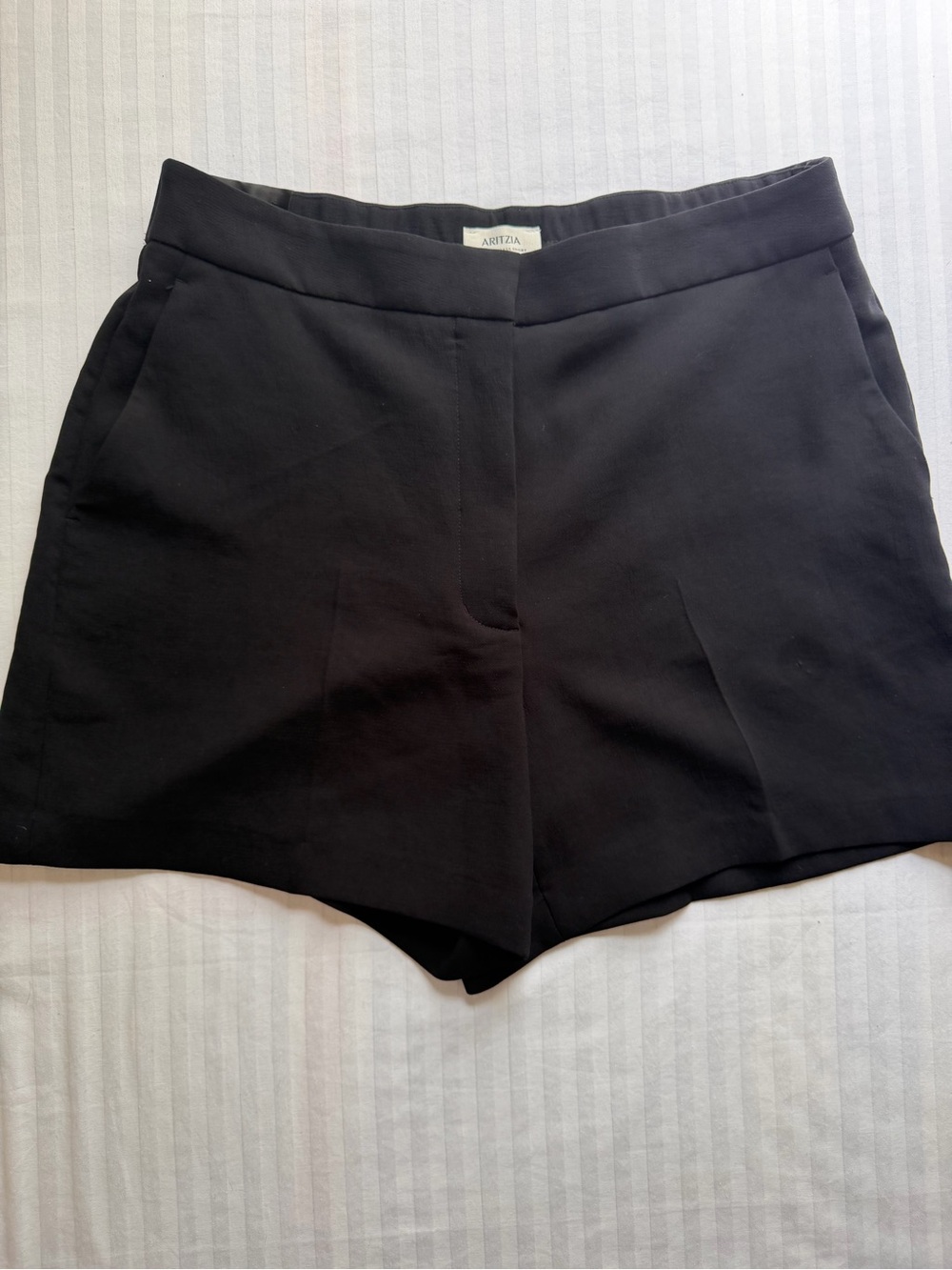 Aritzia "The Limitless Short" Mid-Thigh in
black